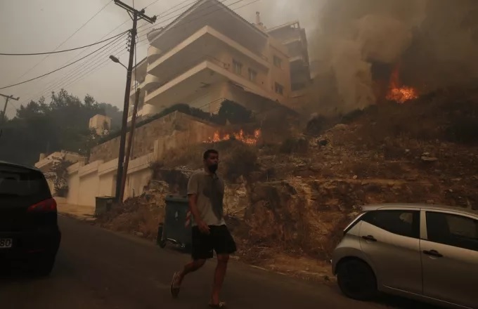 Φωτιά στην Πεντέλη: Τα ενεργά μέτωπα και οι επικίνδυνες περιοχές