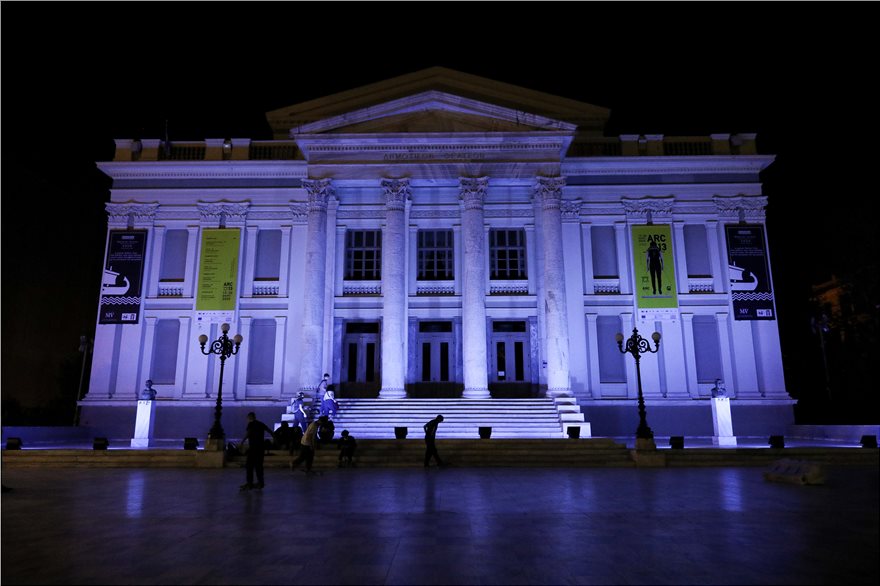 &Sigma;&tau;&alpha; &laquo;&mu;&pi;&lambda;&epsilon;&raquo; &tau;&omicron; &Delta;&eta;&mu;&omicron;&tau;&iota;&kappa;ό &Theta;έ&alpha;&tau;&rho;&omicron; &Pi;&epsilon;&iota;&rho;&alpha;&iota;ά