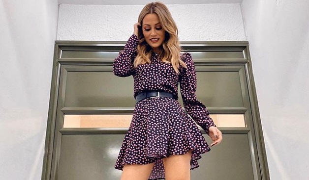 &Eta; &Epsilon;&lambda;έ&nu;&eta; &Beta;&omicron;&upsilon;&lambda;&gamma;&alpha;&rho;ά&kappa;&eta; ''&psi;&eta;&phi;ί&zeta;&epsilon;&iota;'' &Nu;ό&tau;&iota;&alpha; &Pi;&rho;&omicron;ά&sigma;&tau;&iota;&alpha;. 