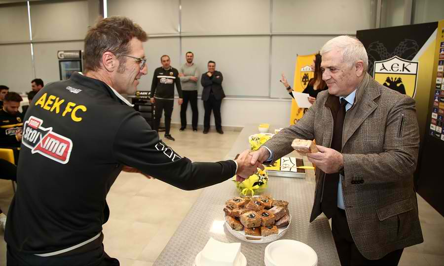 &Gamma;&lambda;&upsilon;&phi;ά&delta;&alpha; : &Sigma;&upsilon;&nu;ά&nu;&tau;&eta;&sigma;&eta; &Kappa;&alpha;&rho;έ&rho;&alpha; &kappa;&alpha;&iota; &Mu;&epsilon;&lambda;&iota;&sigma;&sigma;&alpha;&nu;ί&delta;&eta; 