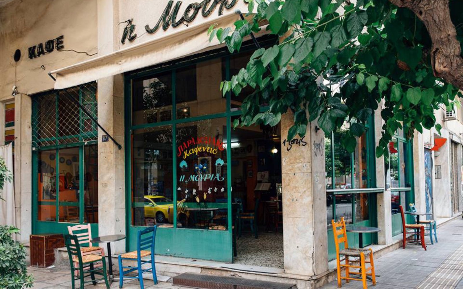Τέλος εποχής για τη «Μουριά» στη γωνία Χ. Τρικούπη και Καλλιδρομίου: Το ιστορικό καφενείο των 111 χρόνων στα Εξάρχεια 