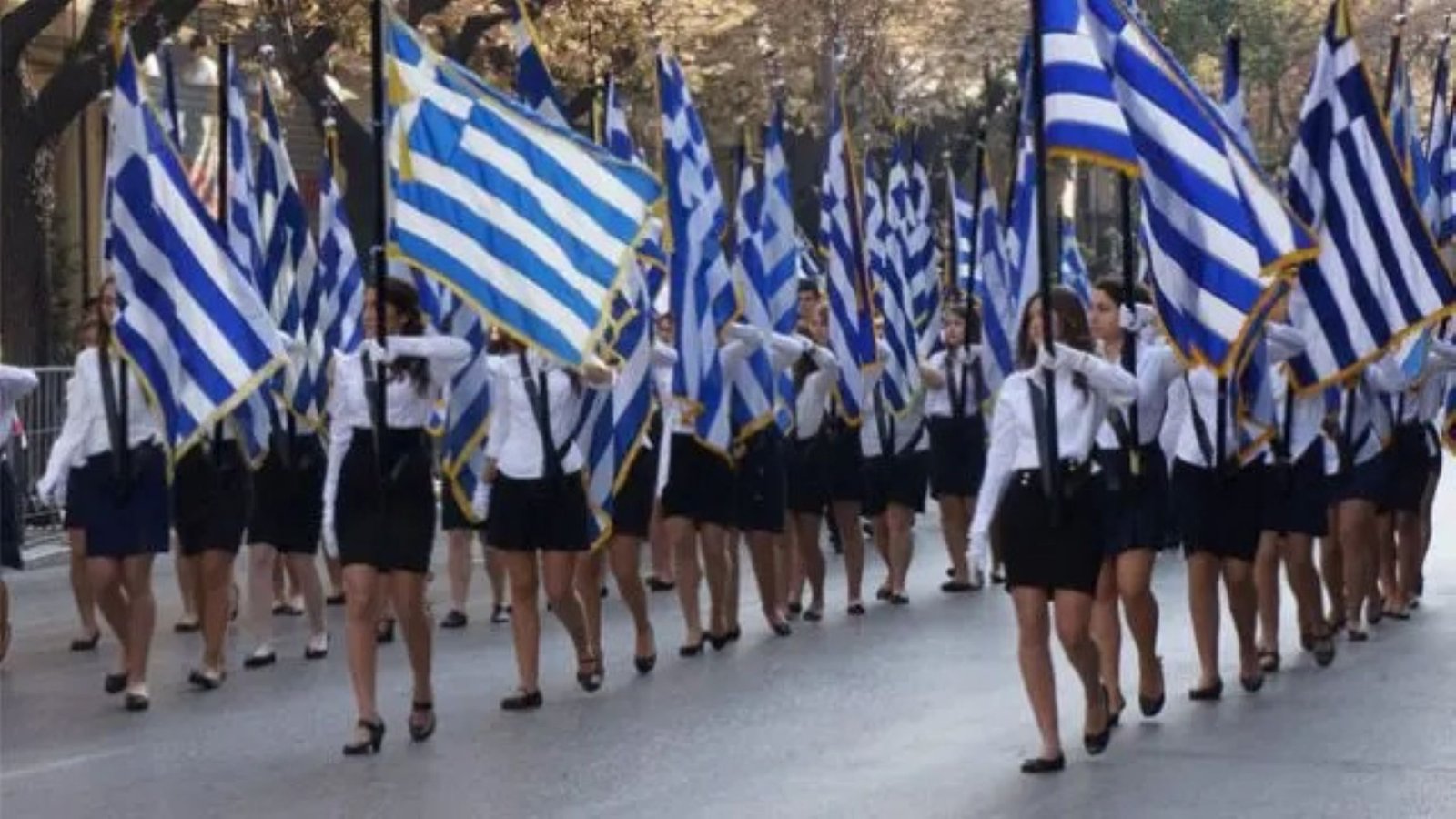 Aποδοκίμασαν τον δήμαρχο στον Άγιο Δημήτριο που ακύρωσε την παρέλαση λόγω πιθανής κακοκαιρίας -Μαθητές παρέλασαν μόνοι τους