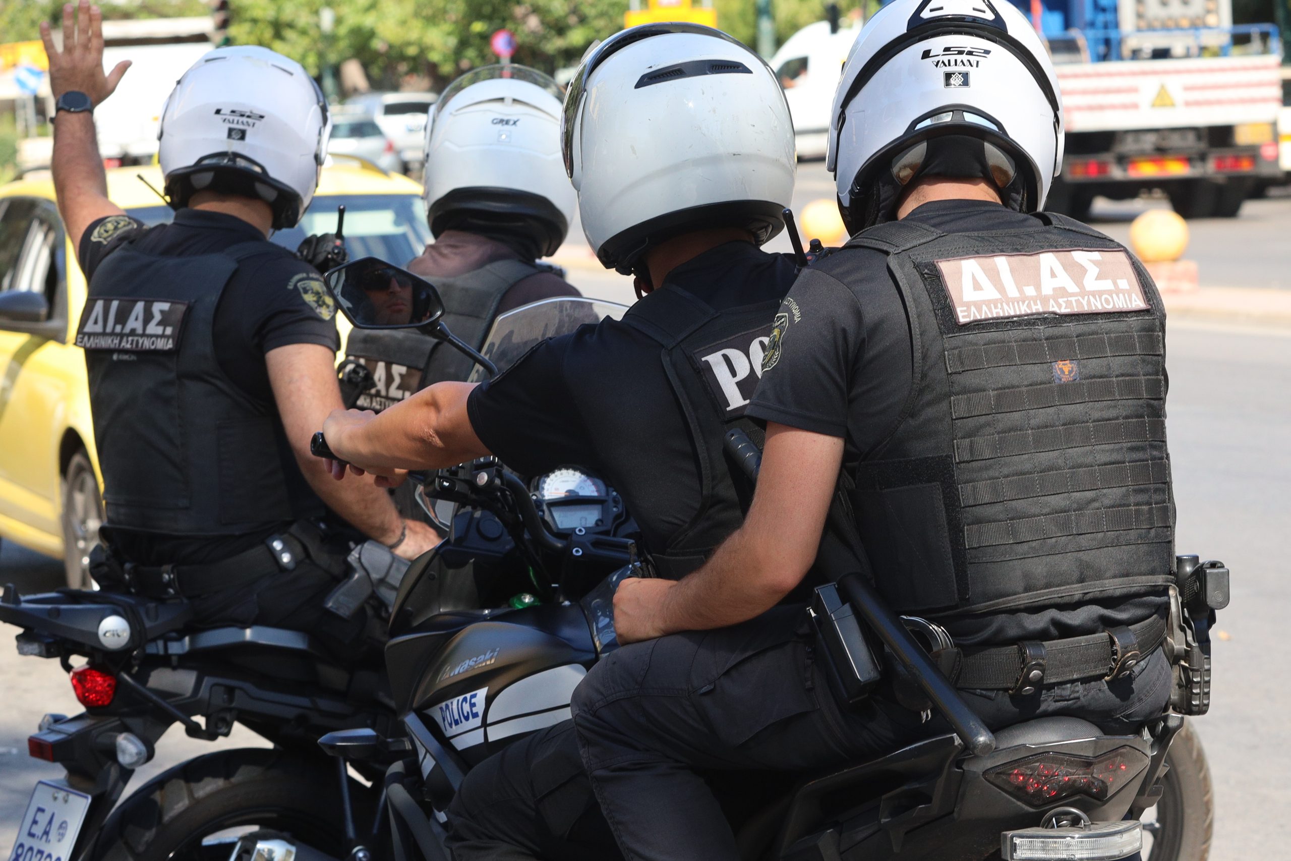 Αστυνομικοί της ΔΙΑΣ ανοίγουν δρόμο στη Λ. Βουλιαγμένης και συμβάλλουν στη διάσωση ζωής