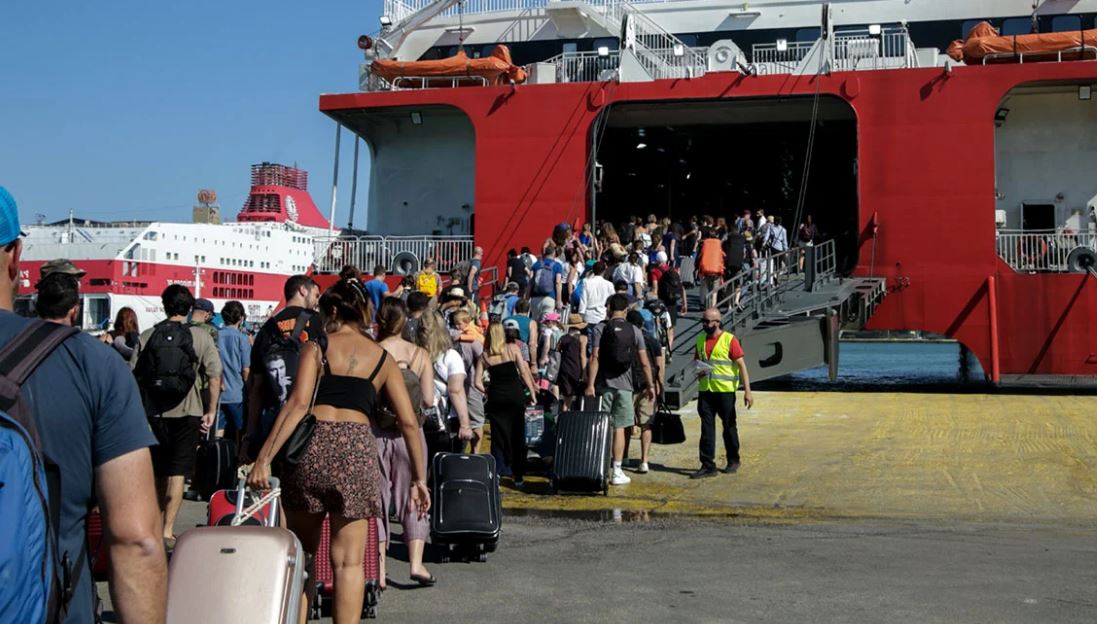 Ρεκόρ εξόδου από τον Πειραιά – Αυξημένη η κίνηση ενόψει της καλοκαιρινής περιόδου
