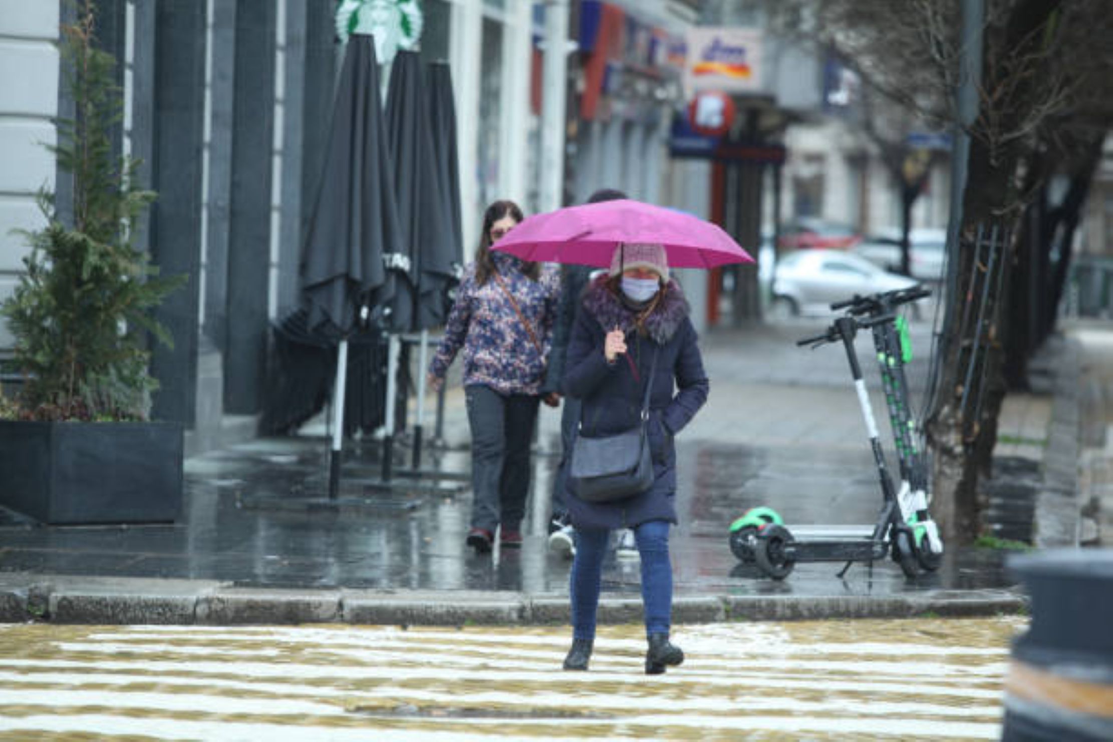 &Sigma;&upsilon;&nu;&epsilon;&chi;ί&zeta;&epsilon;&tau;&alpha;&iota; &eta; &alpha;&sigma;&tau;ά&theta;&epsilon;&iota;&alpha; &sigma;&tau;&omicron;&nu; &kappa;&alpha;&iota;&rho;ό &ndash; &Delta;ύ&omicron; &nu;έ&alpha; &kappa;ύ&mu;&alpha;&tau;&alpha; &beta;&rho;&omicron;&chi;ώ&nu;