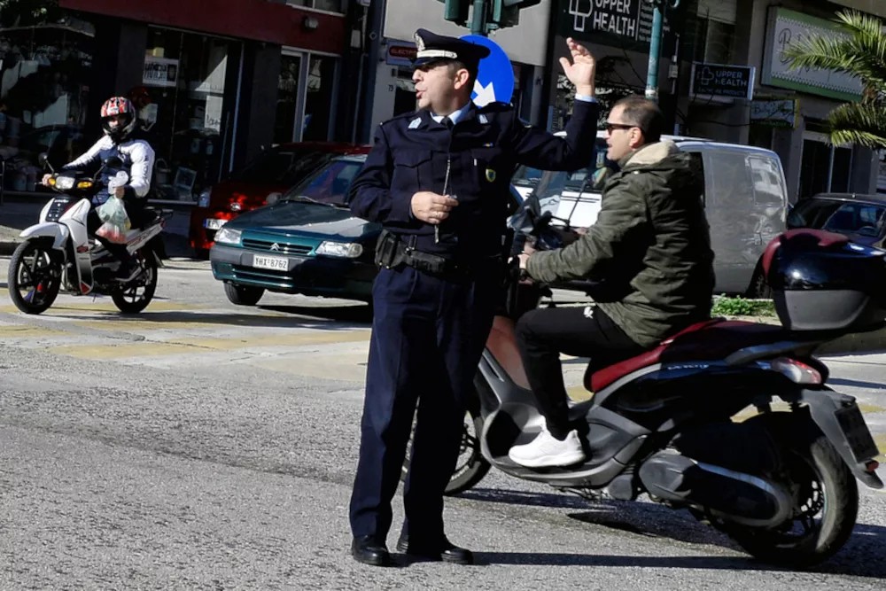 Σαρωτικοί έλεγχοι της Τροχαίας Αττικής: Βεβαιώθηκαν 1.222 παραβάσεις – Συνελήφθη οδηγός που έτρεχε με 176 χλμ