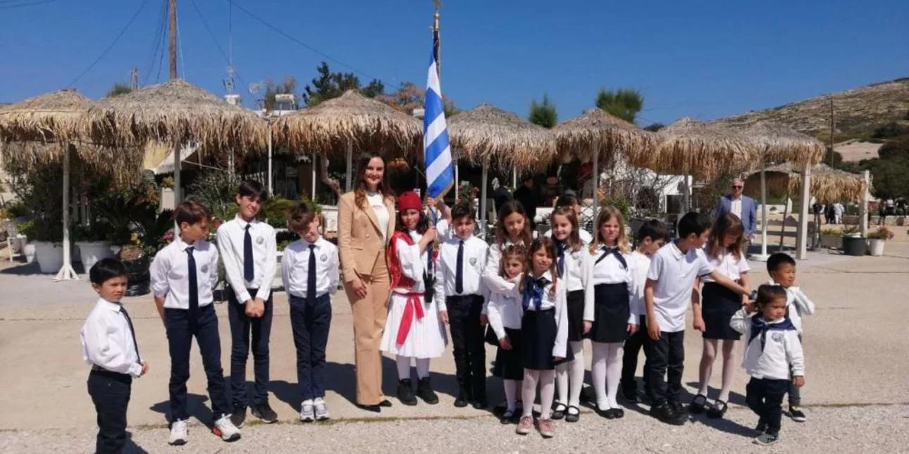 25η Μαρτίου: Πώς οι μαθητές από τη Βούλα βρέθηκαν στους Αρκιούς και έκαναν παρέλαση με τον μοναδικό μαθητή