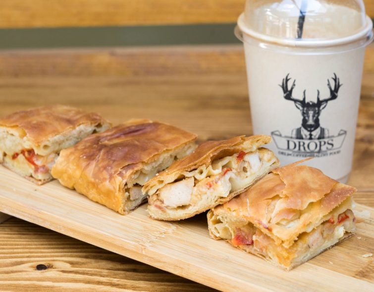 Drops Deli: &Tau;&omicron; &nu;ό&tau;&iota;&omicron; delicatessen &pi;&omicron;&upsilon; &xi;έ&rho;&epsilon;&iota; &alpha;&pi;ό &kappa;&alpha;&lambda;ό &kappa;&alpha;&phi;έ