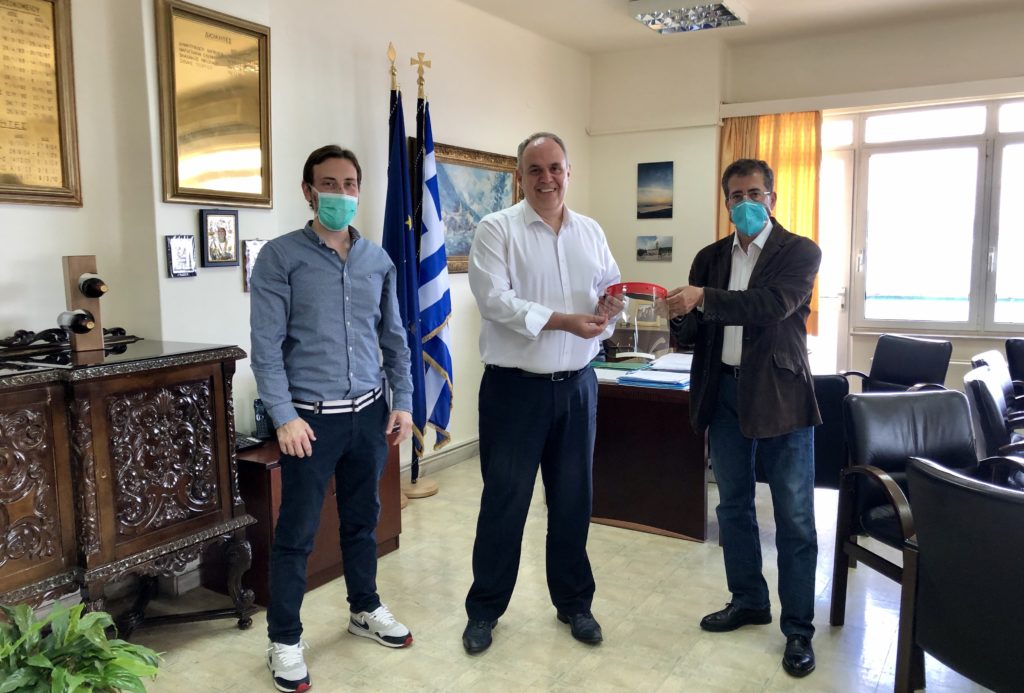 &Omicron; &Delta;&eta;&mu;ή&tau;&rho;&eta;&sigmaf; &Kappa;&alpha;&rho;ύ&delta;&eta;&sigmaf; &pi;&alpha;&rho;έ&delta;&omega;&sigma;&epsilon; &pi;&rho;&omicron;&sigma;&tau;&alpha;&tau;&epsilon;&upsilon;&tau;&iota;&kappa;έ&sigmaf; &alpha;&sigma;&pi;ί&delta;&epsilon;&sigmaf; &pi;&rho;&omicron;&sigma;ώ&pi;&omicron;&upsilon; &sigma;&tau;&omicron; &Nu;&omicron;&sigma;&omicron;&kappa;&omicron;&mu;&epsilon;ί&omicron; &Mu;&epsilon;&tau;&alpha;&xi;ά