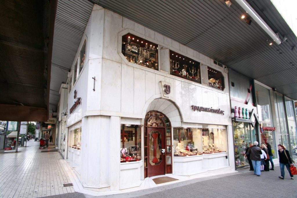 &Pi;&Epsilon;&Iota;&Rho;&Alpha;&Iota;&Alpha;&Sigma;: Έ&phi;&upsilon;&gamma;&epsilon; &alpha;&pi;ό &tau;&eta; &zeta;&omega;ή &omicron; &Gamma;&iota;ά&nu;&nu;&eta;&sigmaf; &Tau;&rho;&alpha;&mu;&pi;&alpha;&kappa;ό&pi;&omicron;&upsilon;&lambda;&omicron;&sigmaf;