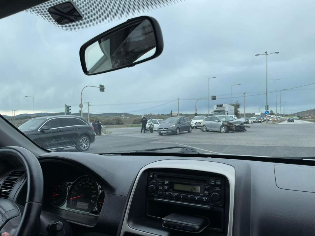 Τροχαίο στην Λεωφόρο Βάρης έχει προκαλέσει «χάος» στην κυκλοφορία - Απόντες οι αρμόδιοι 