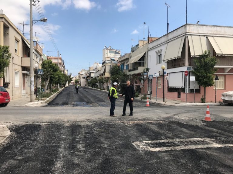 Αυτοψία Δημάρχου Πειραιά Γιάννη Μώραλη σε έργα ασφαλτοστρώσεων σε Καμίνια και Παλαιά Κοκκινιά