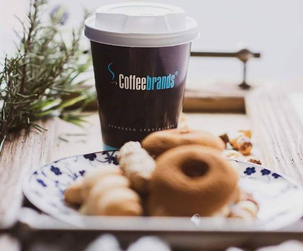 O &kappa;&alpha;&phi;έ&sigmaf; &tau;&omicron;&upsilon; Coffee Brands έ&rho;&chi;&epsilon;&tau;&alpha;&iota; &sigma;&tau;&eta;&nu; &pi;ό&rho;&tau;&alpha; &mu;&alpha;&sigmaf; &mu;&epsilon; έ&nu;&alpha; &tau;&eta;&lambda;&epsilon;&phi;ώ&nu;&eta;&mu;&alpha;