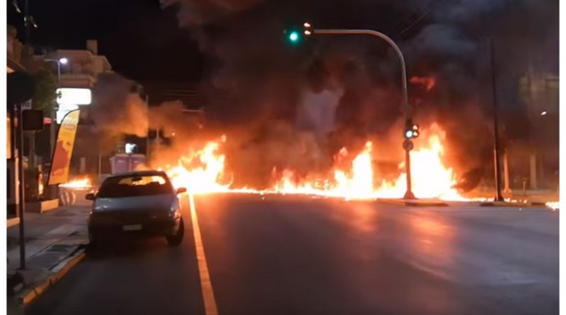 Τρόμος στη Γλυφάδα! Κουκουλοφόροι έριξαν μολότοφ τρομοκρατώντας πιστούς