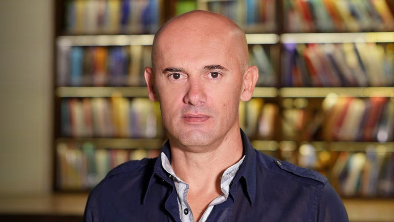 &Beta;&omicron;ύ&lambda;&alpha;: &Delta;&iota;ά&rho;&rho;&eta;&xi;&eta; &sigma;&tau;&omicron; &sigma;&pi;ί&tau;&iota; &tau;&omicron;&upsilon; &Pi;&rho;έ&nu;&tau;&rho;&alpha;&gamma;&kappa; &Tau;&zeta;ό&rho;&tau;&zeta;&epsilon;&beta;&iota;&tau;&sigmaf;