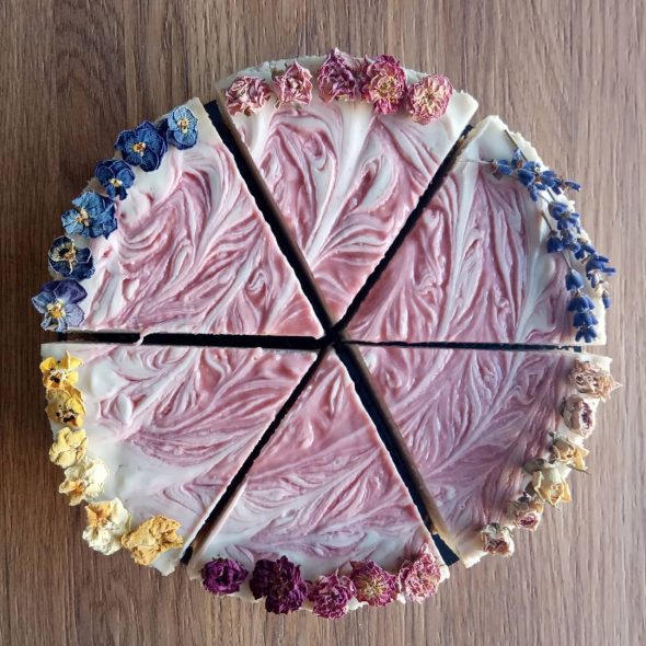 &Nu;έ&alpha; Ά&phi;&iota;&xi;&eta;: &Tau;&omicron; Little Darling Vegan Pastry &mu;&alpha;&sigmaf; &upsilon;&pi;ό&sigma;&chi;&epsilon;&tau;&alpha;&iota; &gamma;&lambda;&upsilon;&kappa;έ&sigmaf; &alpha;&pi;&omicron;&lambda;&alpha;ύ&sigma;&epsilon;&iota;&sigmaf; &chi;&omega;&rho;ί&sigmaf; &tau;ύ&psi;&epsilon;&iota;&sigmaf;