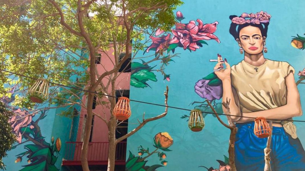 Che: &Eta; &tau;&rho;&omicron;&pi;&iota;&kappa;ή ά&phi;&iota;&xi;&eta; &sigma;&tau;&omicron;&nu; &Pi;&epsilon;&iota;&rho;&alpha;&iota;ά έ&chi;&epsilon;&iota; ά&rho;&omega;&mu;&alpha; &chi;&alpha;&sigma;&iota;έ&nu;&tau;&alpha;&sigmaf; &kappa;&alpha;&iota; &mu;&iota;&alpha; &pi;&epsilon;&lambda;ώ&rho;&iota;&alpha; &Phi;&rho;ί&nu;&tau;&alpha; &Kappa;ά&lambda;&omicron; &sigma;&tau;&eta;&nu; &upsilon;&pi;&omicron;&delta;&omicron;&chi;ή