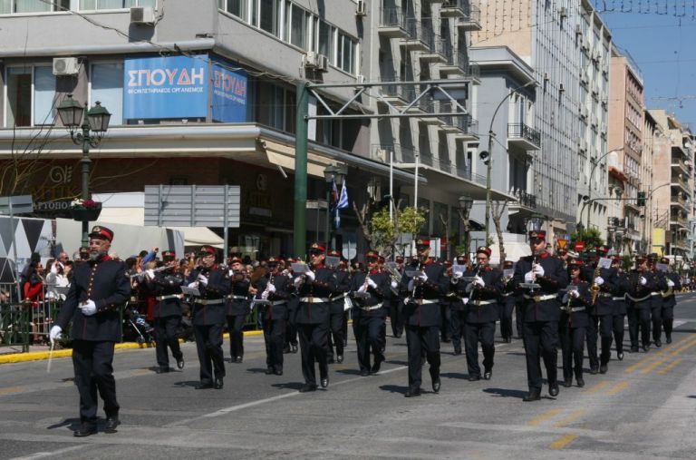 Πειραιάς: Εθνική υπερηφάνεια στο άκουσμα του «Μακεδονία Ξακουστή» στην παρέλαση