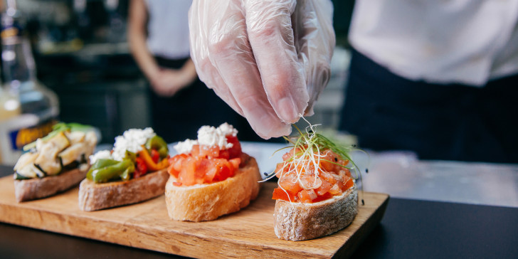Ά&lambda;&iota;&mu;&omicron;&sigmaf;, &Nu;έ&alpha; &Sigma;&mu;ύ&rho;&nu;&eta; &kappa;&alpha;&iota; &Epsilon;&lambda;&lambda;&eta;&nu;&iota;&kappa;ό &ndash; &Alpha;&rho;&gamma;&upsilon;&rho;&omicron;ύ&pi;&omicron;&lambda;&eta;, &delta;&iota;&omicron;&rho;&gamma;&alpha;&nu;ώ&sigma;&omicron;&upsilon;&nu; &tau;&omicron;&nu; &Alpha;ύ&gamma;&omicron;&upsilon;&sigma;&tau;&omicron; &tau;&omicron; 1&omicron; &Delta;&iota;&epsilon;&theta;&nu;έ&sigmaf; &Phi;&epsilon;&sigma;&tau;&iota;&beta;ά&lambda; &Kappa;&iota;&nu;&eta;&mu;&alpha;&tau;&omicron;&gamma;&rho;ά&phi;&omicron;&upsilon; &kappa;&alpha;&iota; &Gamma;&alpha;&sigma;&tau;&rho;&omicron;&nu;&omicron;&mu;ί&alpha;&sigmaf;